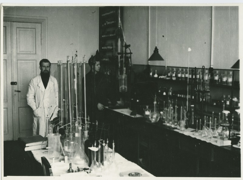 Anorgaanilise ja analüütilise keemia labori instruktor-assistent Andres Väärismaa läbi viimas laboratoorseid töid, 1936.-1940.a.
