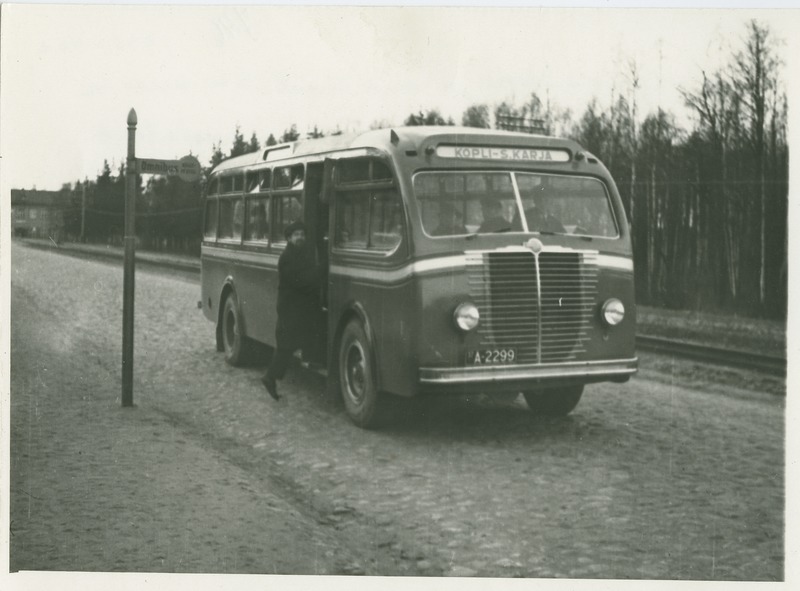 Andres Väärismaa bussile astumas, 1936.-1940.a.