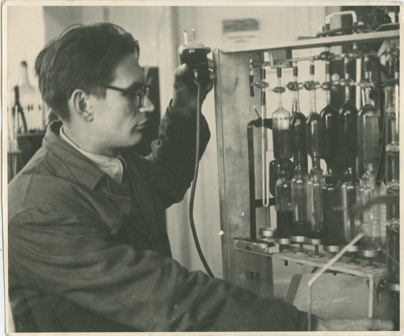 TPI orgaanilise keemia kateedri õppejõud Olaf Eisen katseid tegemas, 1950.-ndad a.