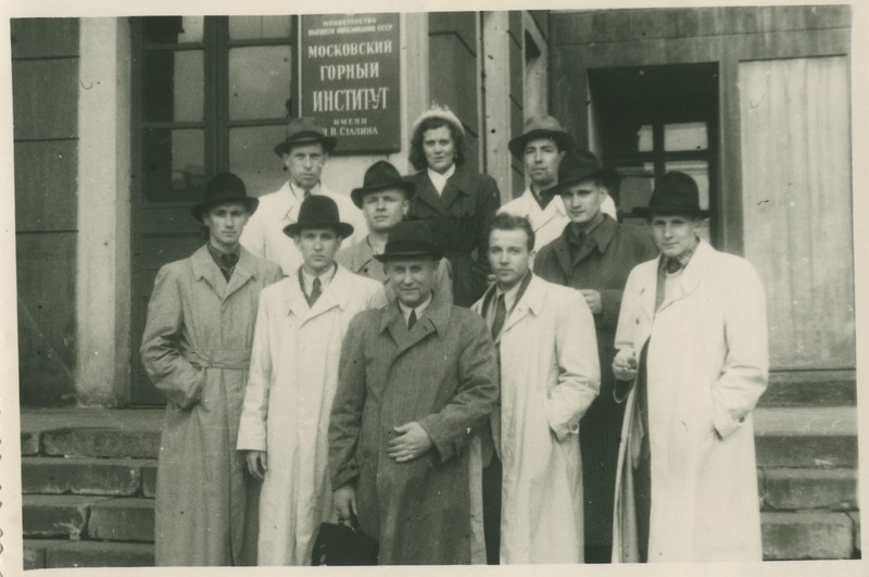 TPI keemiateaduskonna tööstuspraktikal olevad üliõpilased Moskva Mäeinstituudis ekskursioonil , grupipilt, ees keskel L. Kalman, 1950.-ndad a.