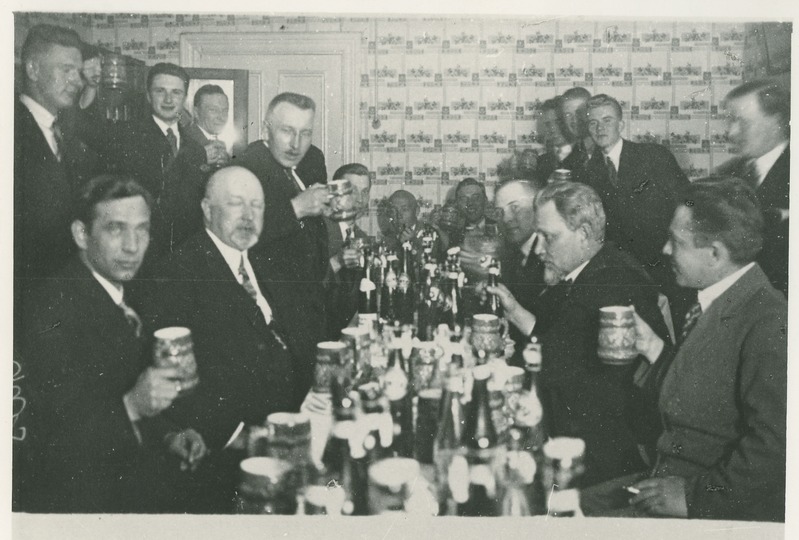 Insener Lõvi diplomitöö eduka kaitsmise tähistamine üliõpilasühingu "Valgma" ruumides, 1933.a.