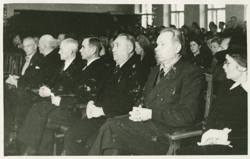 Õppetöö avamine TPI-s, esireas vasakult: 2) prof. O. Maddison, 3) Hariduse Rahvakomissar prof. J. Nuut, 4) prof. A. Altma, 5) RKN esimehe asetäitja O. Sepre ja 6) EK(b)P KK sekretär E. Päll, 15.nov. 1944.a.
