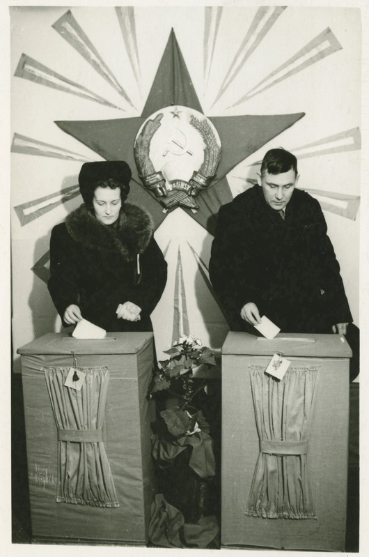 TPI majandusteaduskonna dekaan A. Sipsakas koos abikaasaga valimas, 16.veebr. 1947.a.