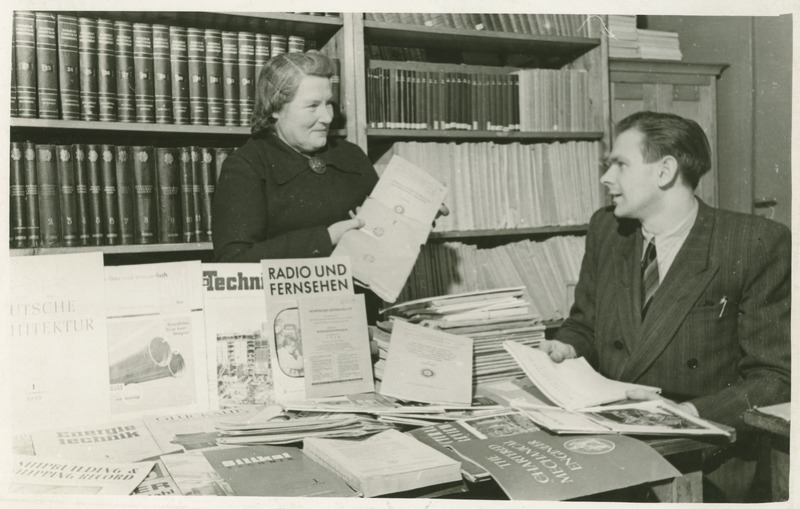 TPI raamatukogu vanemfondihoidja A. Krik (vasakul) ja komplekteerimisosakonna juhataja K. Kikas tutvumas Stockholmi Tehnikaülikoolist saabunud uute teostega, 1956.a.