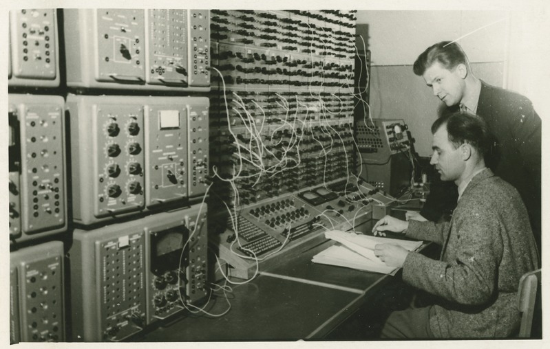 TPI elektronarvutuslaboratooriumi juhataja Heino Lelumees(istub) ja vanemõpetaja Ustus Agur, kes aitas konstrueerida elektronarvutusmasinat, 1962.a.,foto: Loss