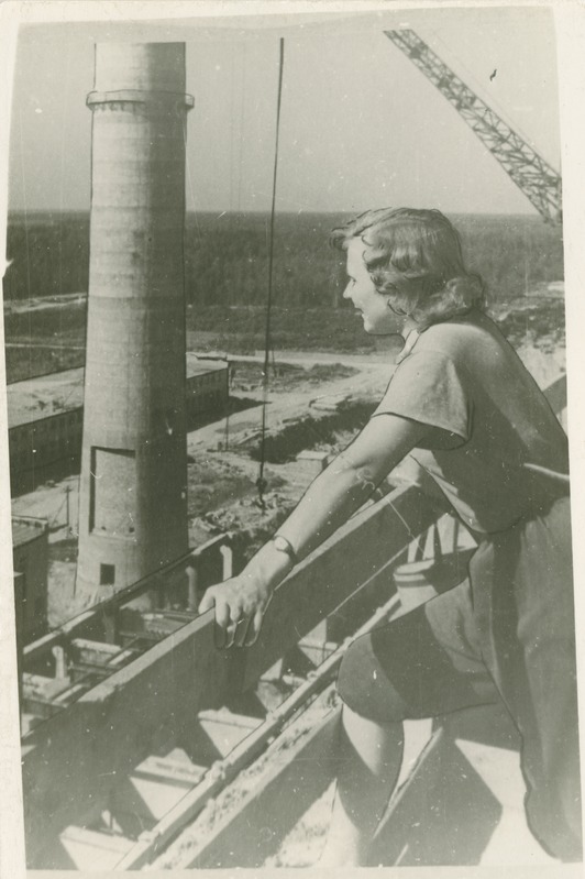 TPI komsomolikomitee liige Evi Näppo Balti Soojuselektrijaama ehitusel Narvas, 1949.a.