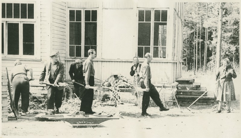 TPI spordikateedri õppejõud Klooga spordibaasi taastamas, kandaraami kannavad Erm ja Lannus, 1956.a.