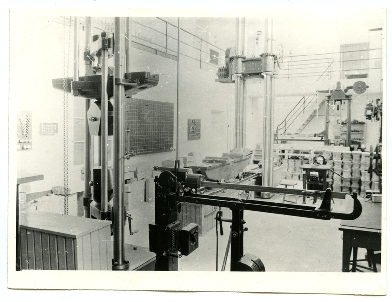 TPI ehitusteaduskonna tugevuslabori suur masinasaal ja 500-tonnine press, 1950.-ndate a. algus