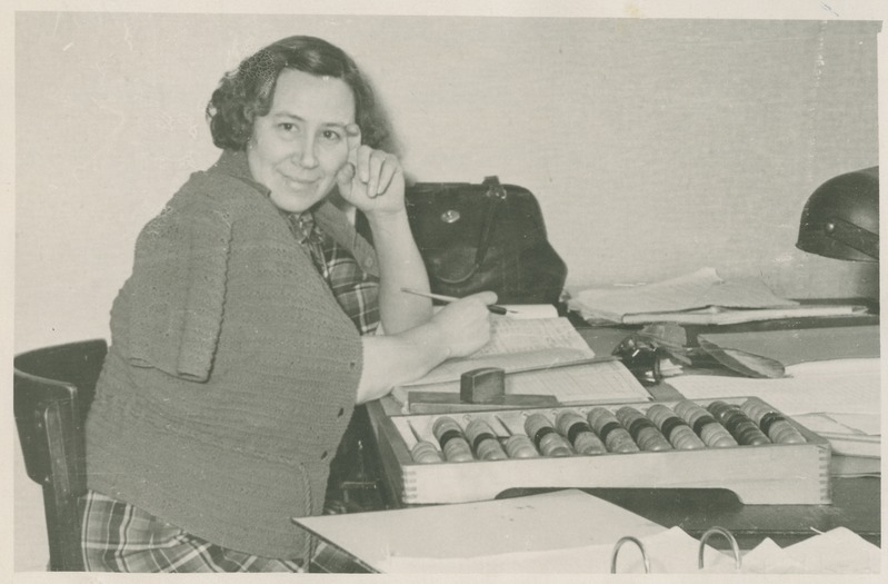 TPI raamatupidaja Helene Dokelina  oma töölaua taga, 1957.-1960.a.