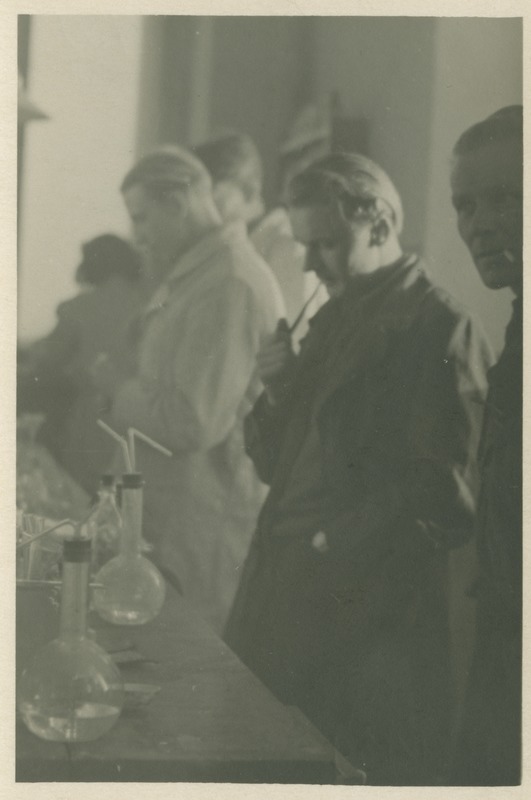 TPI keemiahoones Koplis analüütilise keemia praktikum, vasakult H. Arro, E.Uus ja dotsent H. Vilbok, 1947.a.