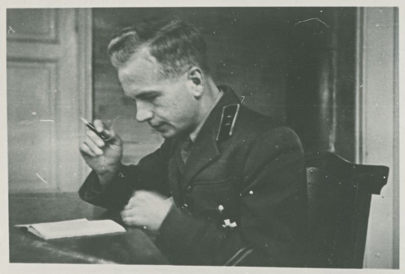 Leitnant Karl Allik Eesti Vabariigi sõjaväemundris punaarmee tunnustega, laua taga kirjutamas, 1940.-1941.a.