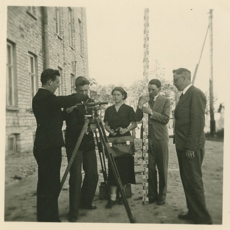 TTÜ üliõpilased geodeesia praktikumis dots. Muischneeki juhendamist kuulamas, 1939.a.