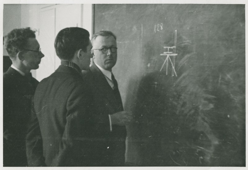 TTÜ üliõpilased Ojamaa ja A. Nuut konsultatsioonil dots. H. Muischneeki juures, 1939.a.