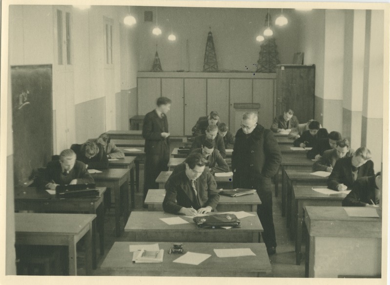TTÜ üliõpilased kontrolltööl geodeesia laboratooriumis, seisavad vasakul Remma, paremal dots. Muischneek, 1941-1943