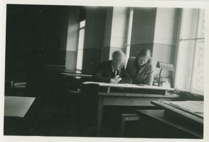 Dotsent H. Muischneek geodeesia laboris vestlemas üliõpilasega, 1943/1944.õ.a.