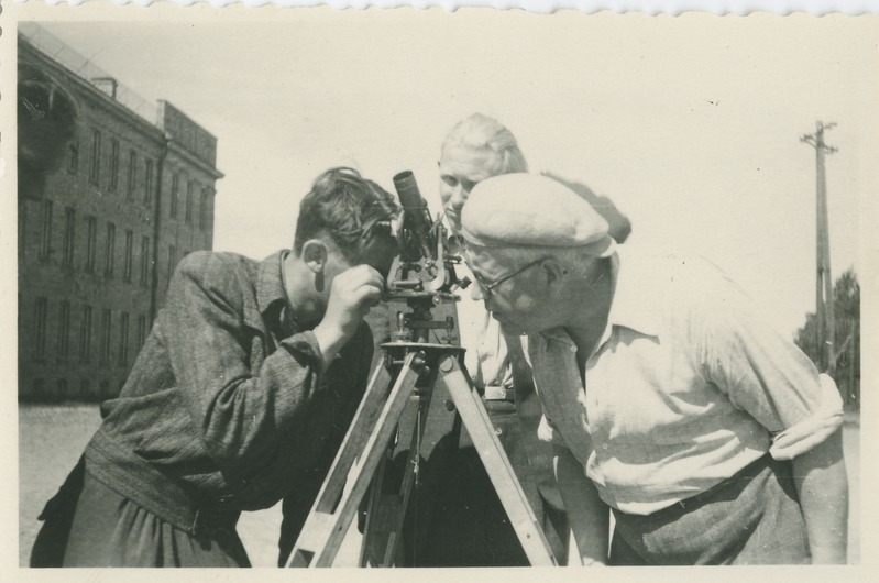 TPI üliõpilased geodeesia praktikal,paremal dotsent Muischneek, 1945.-1950.a.