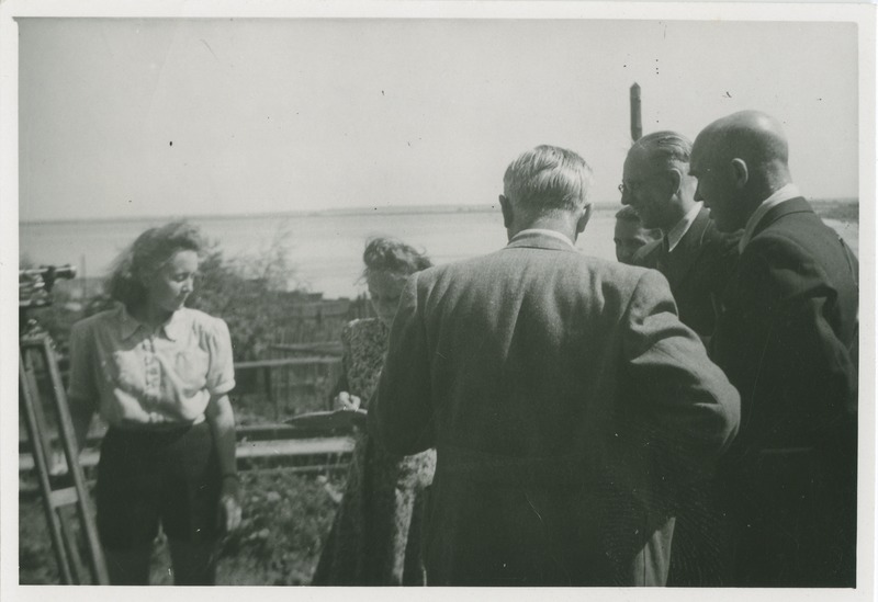 TPI üliõpilased geodeesia praktikal Kopli rannas, ees seljaga H. Muischneek, 1946.a.