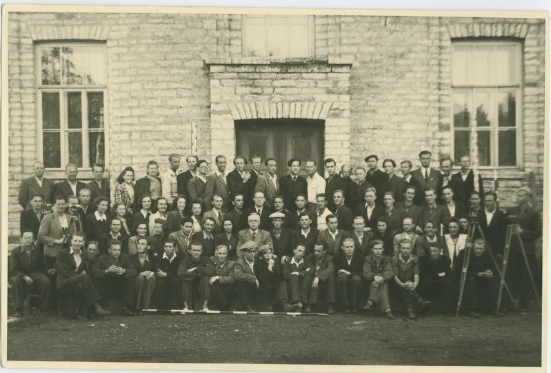 TPI ehitusteaduskonna üliõpilased geodeesia praktikumis, grupipilt, 1946.a.