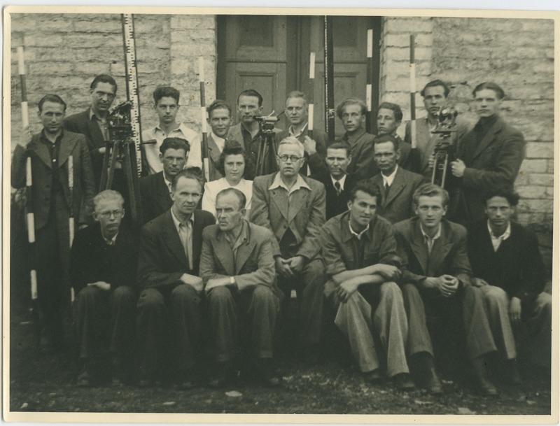 TPI õhtuse sektori rühm geodeesia praktikumis, keskmises reas vasakult Koemets, Nurmet, dots. Muischneek, dots. Silde, dots. Lutsar, grupipilt, 1947.a.