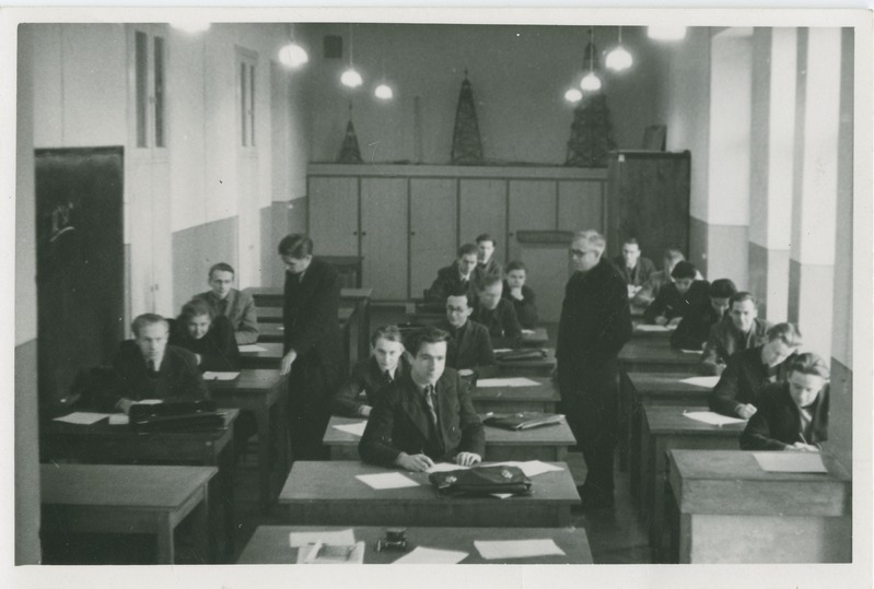 Kontrolltöö TPI geodeesia laboris, tööd jälgivad assistent Remma ja dotsent Muischneek, 1948.-1950.a.