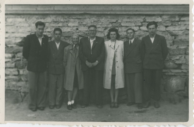 TPI vesiehituse osakonna üliõpilased geodeesia praktikal Nõmmel, grupipilt, vasakult 1) Pantalon, 2) Schwarts, 3) Schotter, 4) Muischneek, 5) Nurmet, 1951.a.
