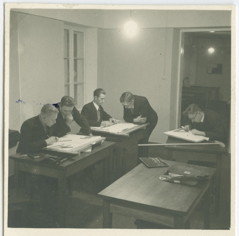 Tartu Ülikooli geodeesia laboris, vasakult neljas H. Muischneek, 1935.a.