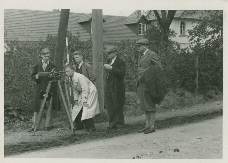Tartu ülikooli geodeesia praktikum, vasakult 3) üliõpilane Riit, 4) dots. H. Muischneek, 5) dots. R. Livländer, 1935.a.