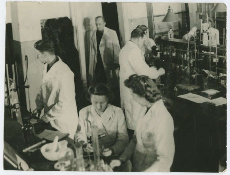 TPI füüsikalise keemia laboratooriumis praktikum, vasakult E. Petuhov, ass. A. Piksarv, üliõpilane E. Kullison, uksest tuleb dotsent L. Schmidt, 1947.a.
