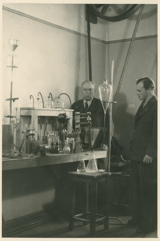 TPI mäekateedri õppejõud Karl Vuht ja assistent A. Kitsnik laboratooriumis, 1947.a.