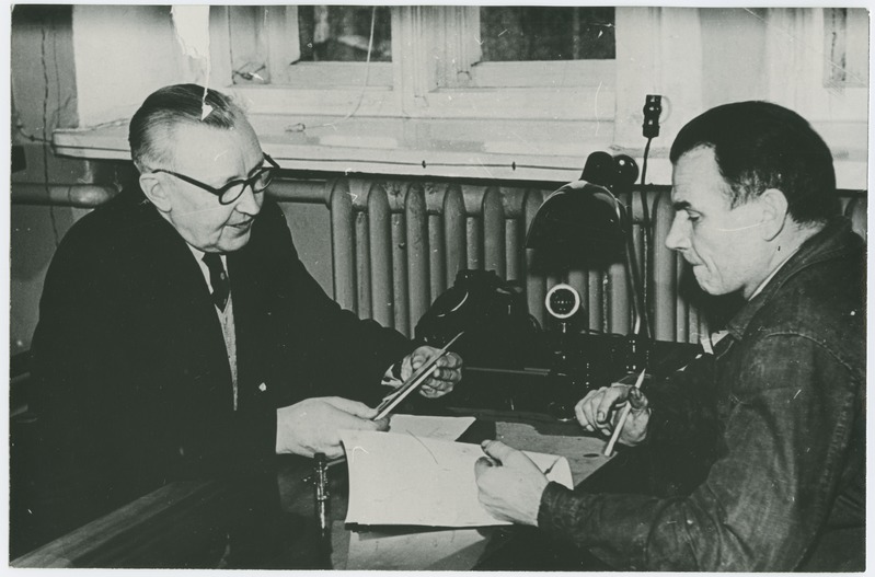 TPI orgaanilise keemia kateedri prof. H. Raudsepp (vasakul) ja vaneminsener H. Kipper arutlemas, 1962.a.