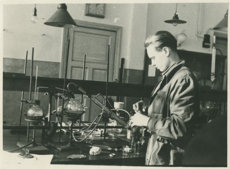 TPI anorgaaniliste ainete tehnoloogia III kursuse üliõpilane Harry Laur org. keemia laboris praktikal, 1951.a.