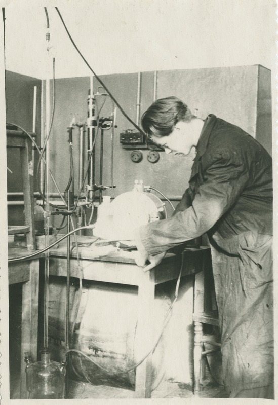 TPI anorgaaniliste ainete tehnoloogia III kursuse üliõpilane H. Karik org. keemia laboris praktikal, 1951.a.