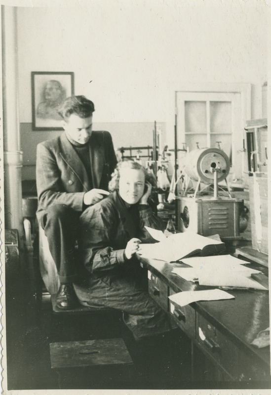 TPI anorgaaniliste ainete tehnoloogia III kursuse üliõpilased H. Peremees ja A. Juhandi laboris, 1951.a.