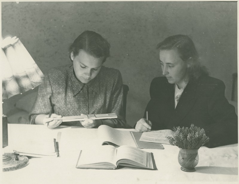 TPI naisüliõpilased valmistumas orgaanilise keemia eksamiks, 1948.-1952.a.