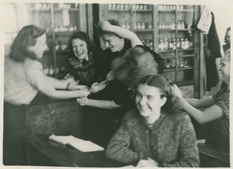 TPI kütuste tehnoloogia ja silikaatide tehnoloogia üliõpilased loengu vaheajal (M. Laidvee, L. Tüvi, E. Lossmann, L. Savits, M. Kangur), 1953.a.