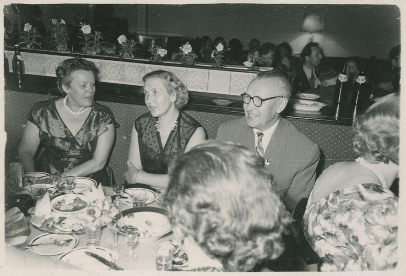 Keemikute päeva tähistamine kohvik  "Tallinnas", keskel prof. Raudsepp abikaasaga, 1960.a.