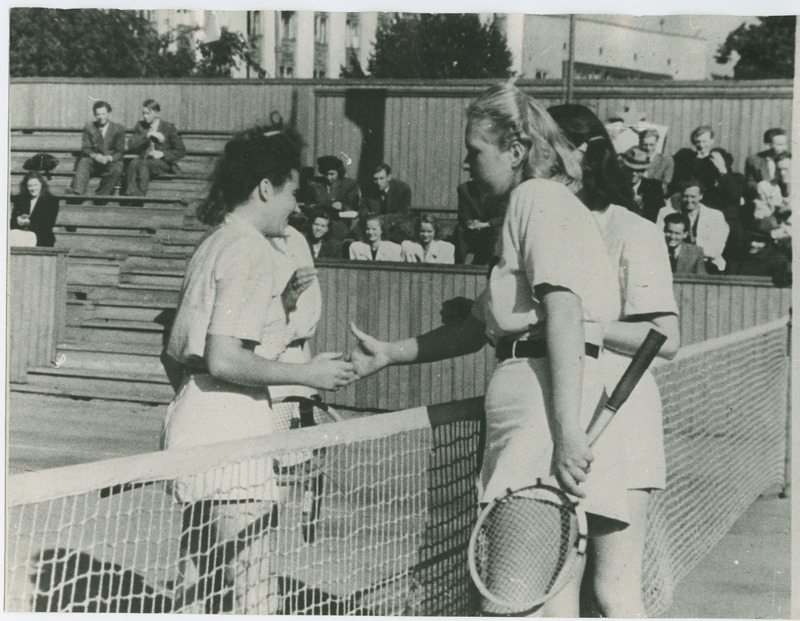 TPI tennisemängijad  üle võrgu vastastega kätlemas, 1950.-ndad a.