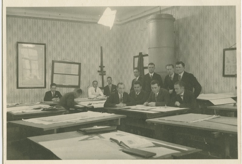 Tallinna Tehnikumi diplomandide tuba Tolli t., vasakul istub G. Pavlov, 3) Bringi, 4) Toompark, 1930.a.