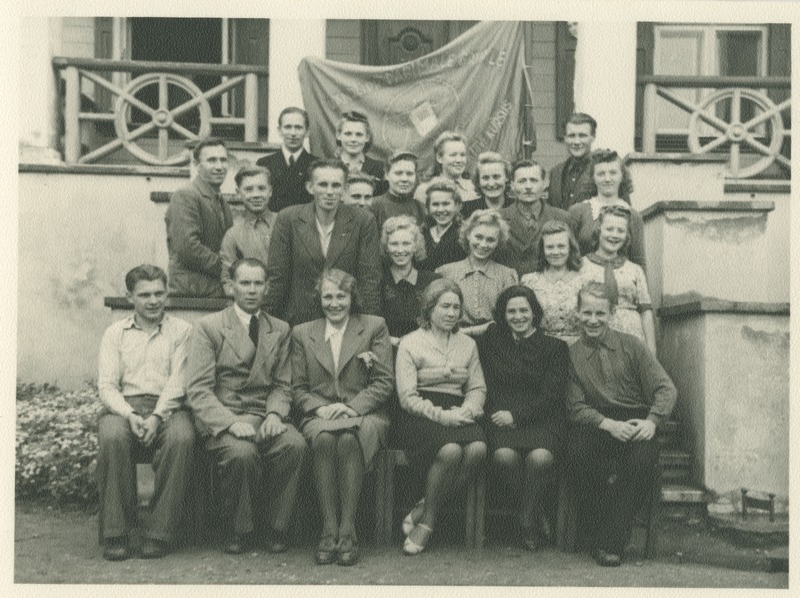 Nõukogude ja parteiaktiivi kursuse eesrindlikuim õppegrupp, grupipilt, esireas vasakult kolmas NLKP ajaloo kateedri õppejõud L. Lambakahar, 1945.a.