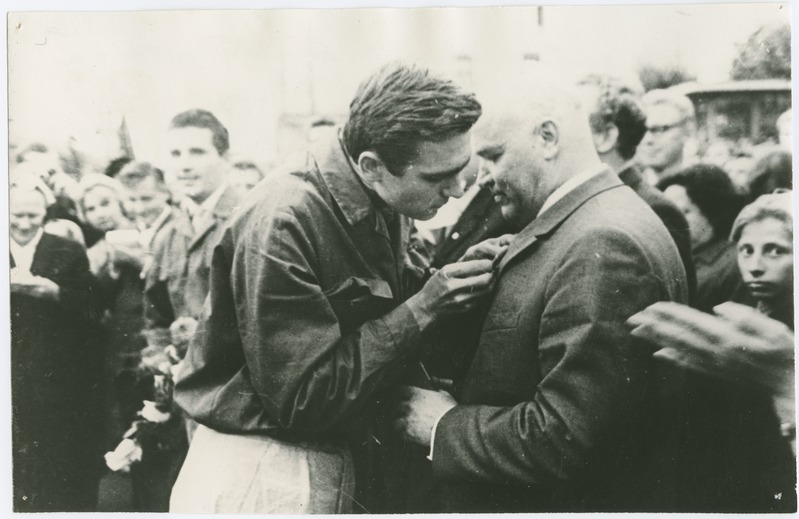 TPI komsomolikomitee sekretäri asetäitja ,üliõpilaste staabi komandöri abi Indrek Toome kinnitamas TPI rektor Agu Aarnale rinda medalit uudismaade ülesharimise eest, 1965.a.