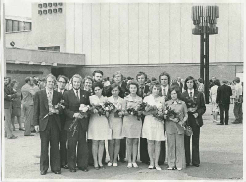 TPI majandusteaduskonna lõpetajad peahoone ees, grupipilt, 1973.a.