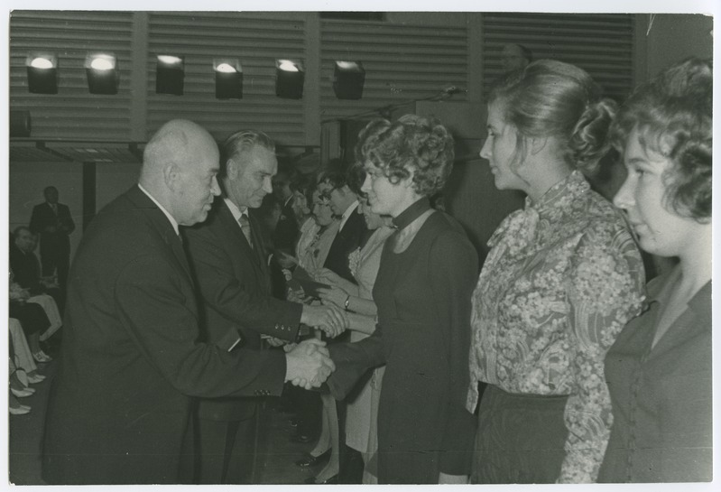TPI majandusteaduskonna lõpuaktus, rektor A. Aarna ja dekaan J. Toomaspoeg lõpetajaid õnnitlemas, 1972.a.