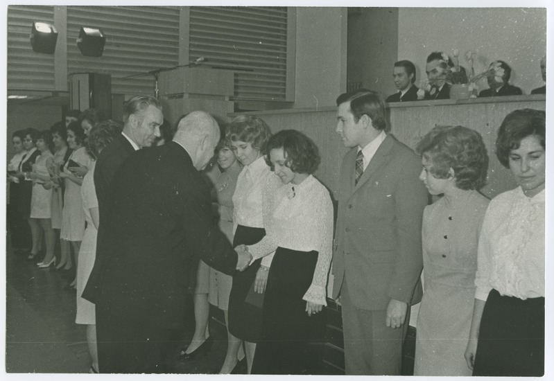 TPI majandusteaduskonna lõpuaktus, rektor A. Aarna ja dekaan J. Toomaspoeg lõpetajaid õnnitlemas, 1972.a.