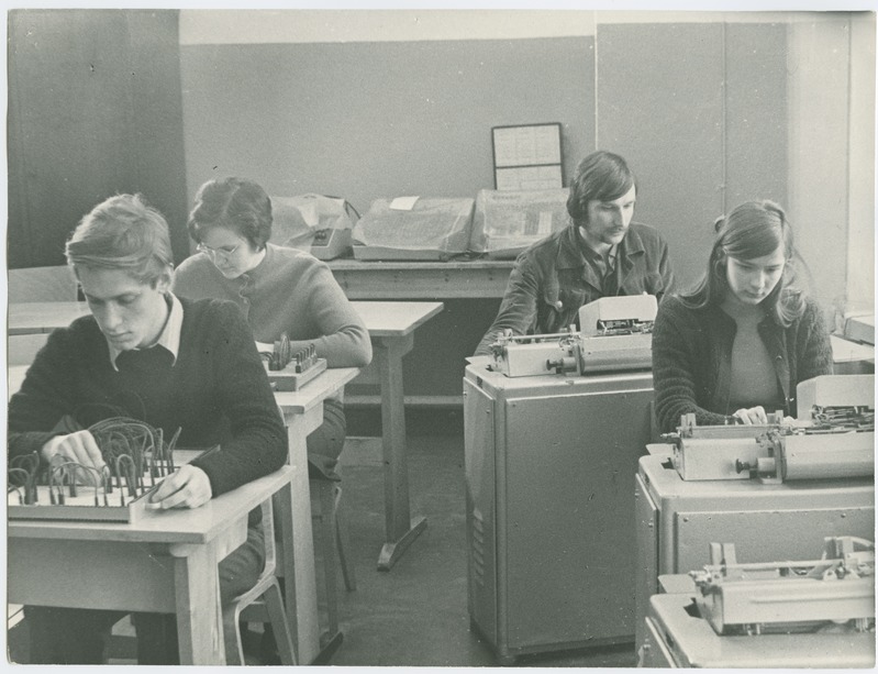 TPI majandusteaduskonna üliõpilased laboratoorsetel töödel, kevad 1974.a.