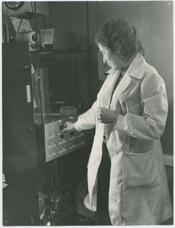 TPI keemiateaduskonna diplomand Kersti Kärema (töötas fermentide immobiliseerimise alal), 1972.a., foto: P. Raukas