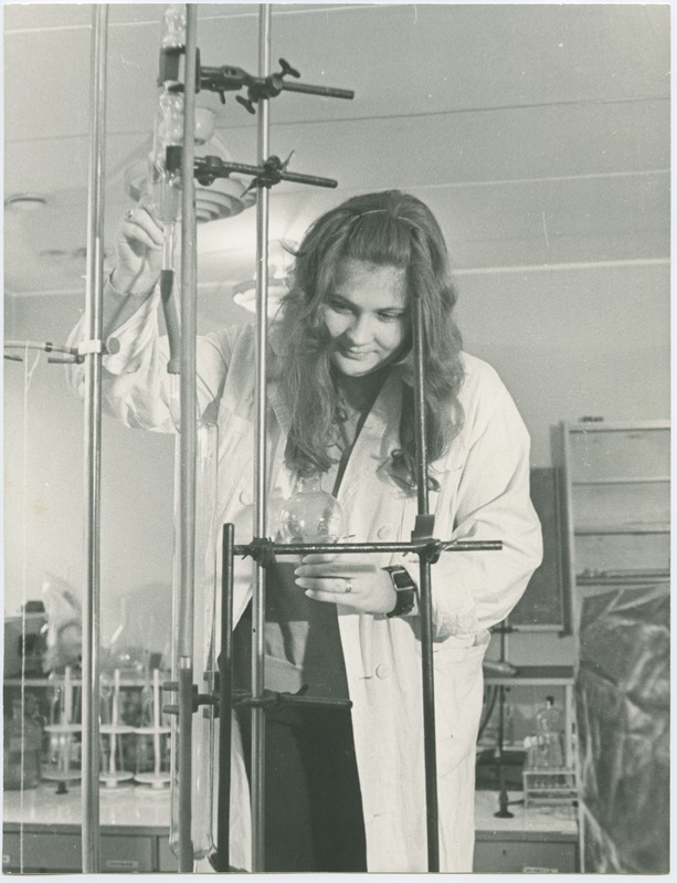 TPI keemiateaduskonna diplomand Ann Luhakooder tegelemas estagari geelistumisvõime uurimisega, 1973.a., foto: P. Raukas