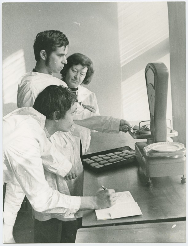 TPI keemiateaduskonna IV kursuse vabariikliku ÜTÜ tööde konkursi I preemia omanik J. Raadik ja üliõpilane R. Ausmees ning vanemõpetaja M. Eesmaa, 1974.a., foto. P. Raukas
