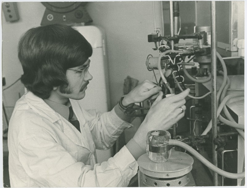 TPI keemiateaduskonna üliõpilane Mati Banhard laboris (M. B.  saavutas ÜTÜ tead. tööde konkursil I preemia töö eest  "Immobiliseeritud proteaaside kasutamine valkude hüdrolüüsil"), 1974.a., foto: P. Raukas