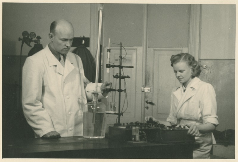 Assistent Agu Aarna TPI orgaanilise keemia laboris, 1947.a.