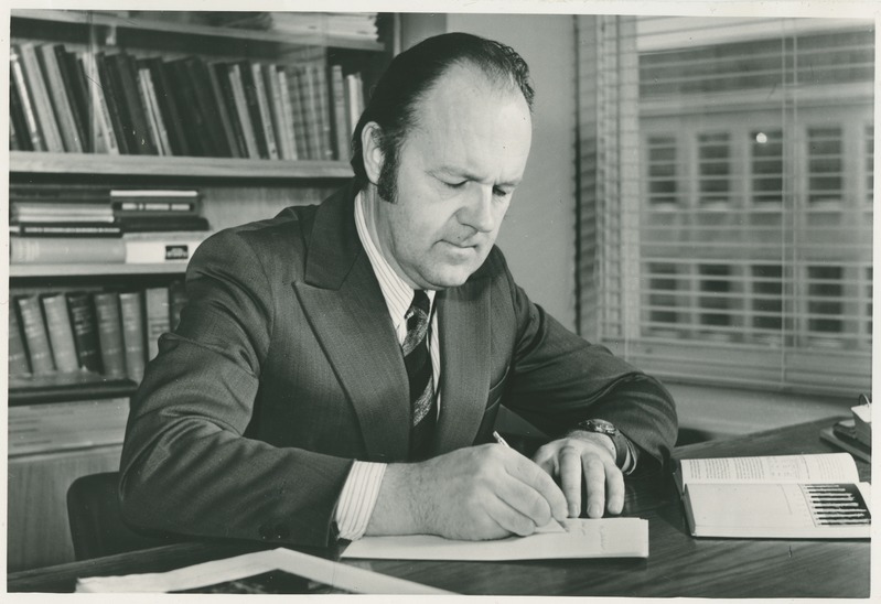 TPI anorgaanilise keemia kateedri juhataja tehnikateaduste doktor prof. Mihkel Veiderma oma kabinetis töötamas, 1976.a.